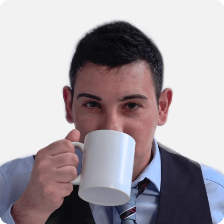 Mirko Tardio mit einer Tasse amerikanischem Kaffee im Anzug